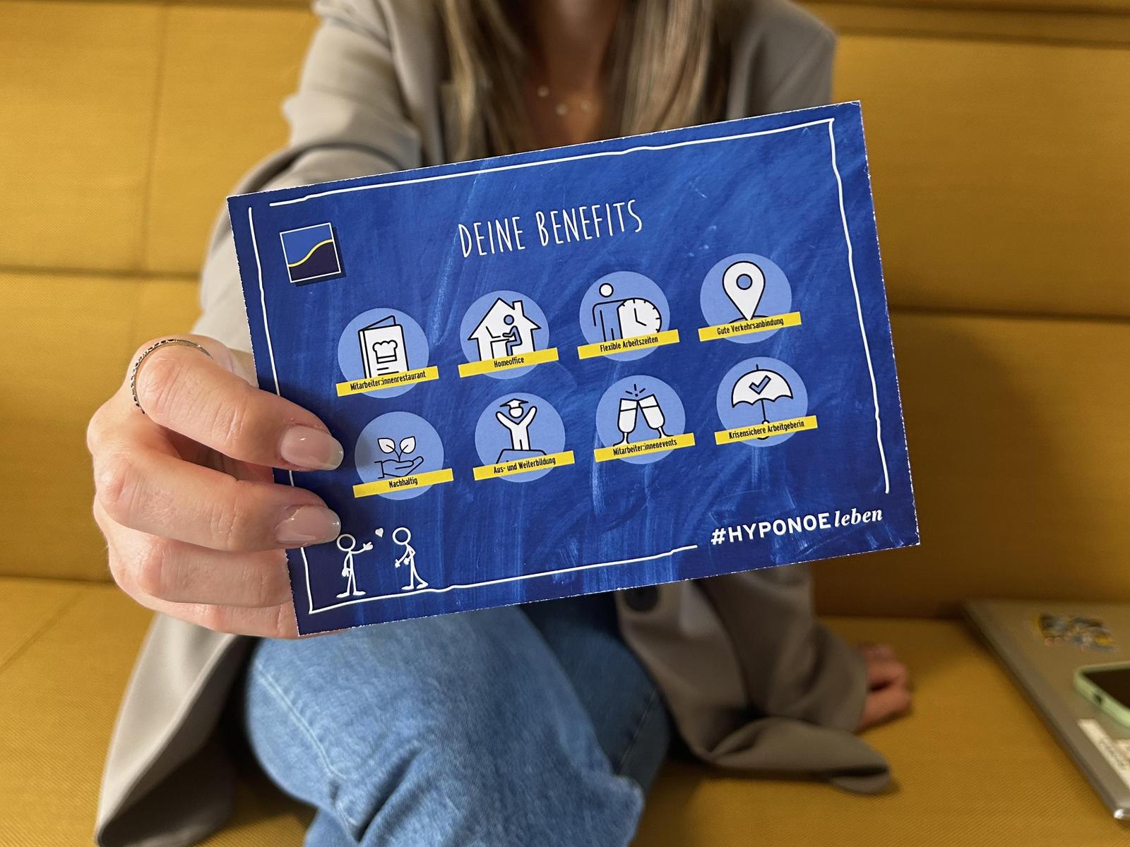 Frau hält Benefitskarte in der Hand