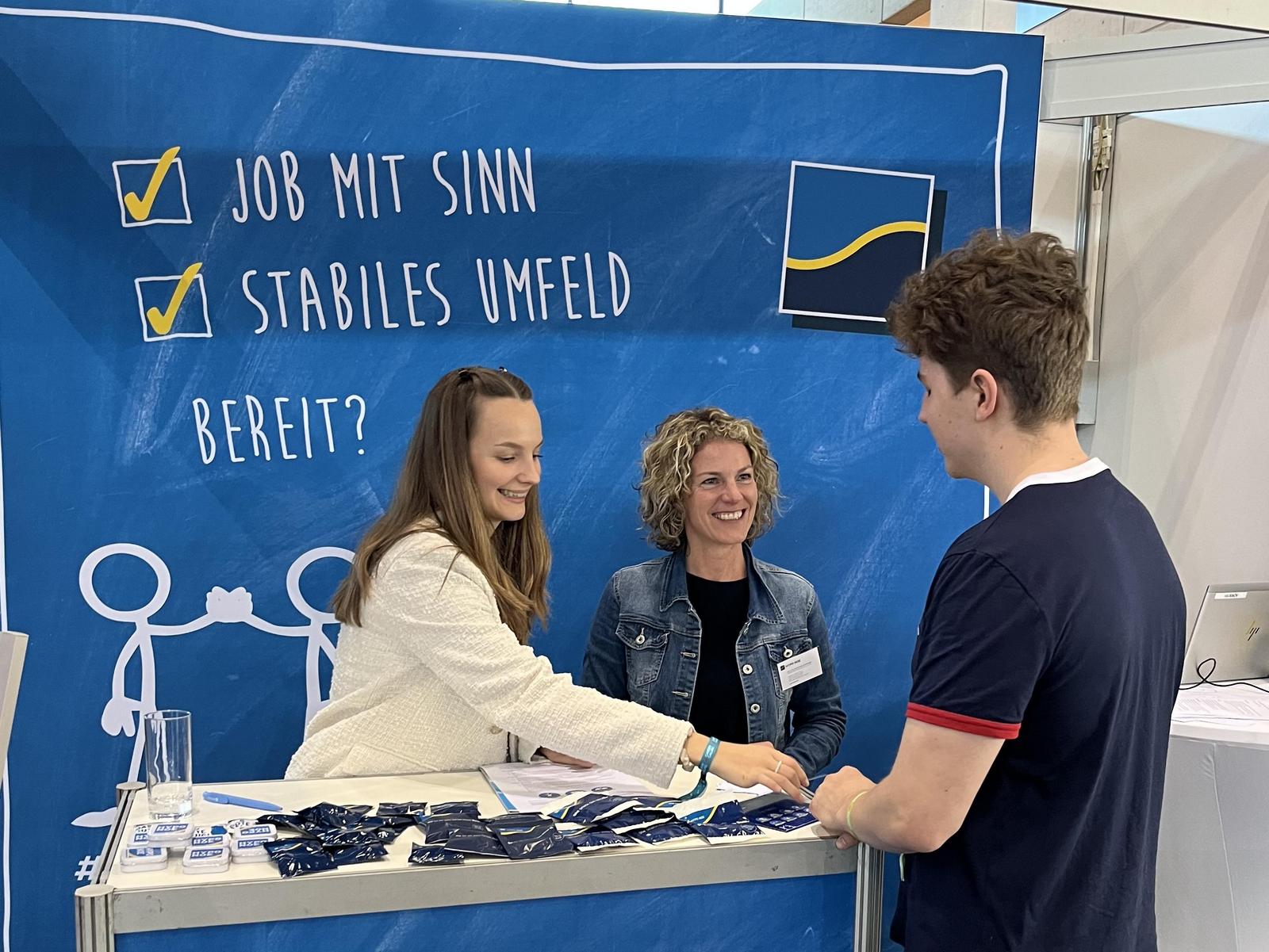 Zwei Mitarbeiterinnen sind auf einer Karrieremesse