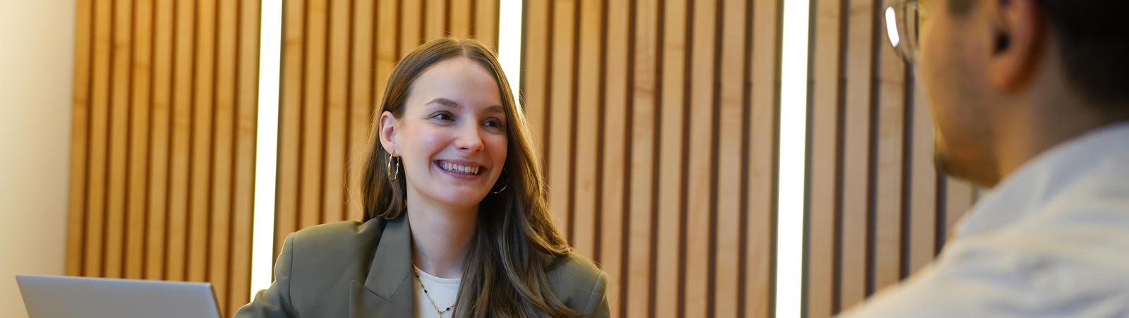 Die Talent Acquisition Managerin führt ein Interview mit einem Bewerber.