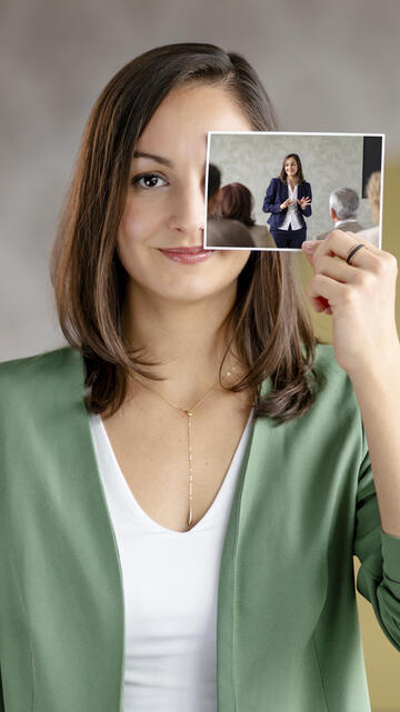 Frau ist engagiert und hält ein Bild wo sie Führungskraft ist.