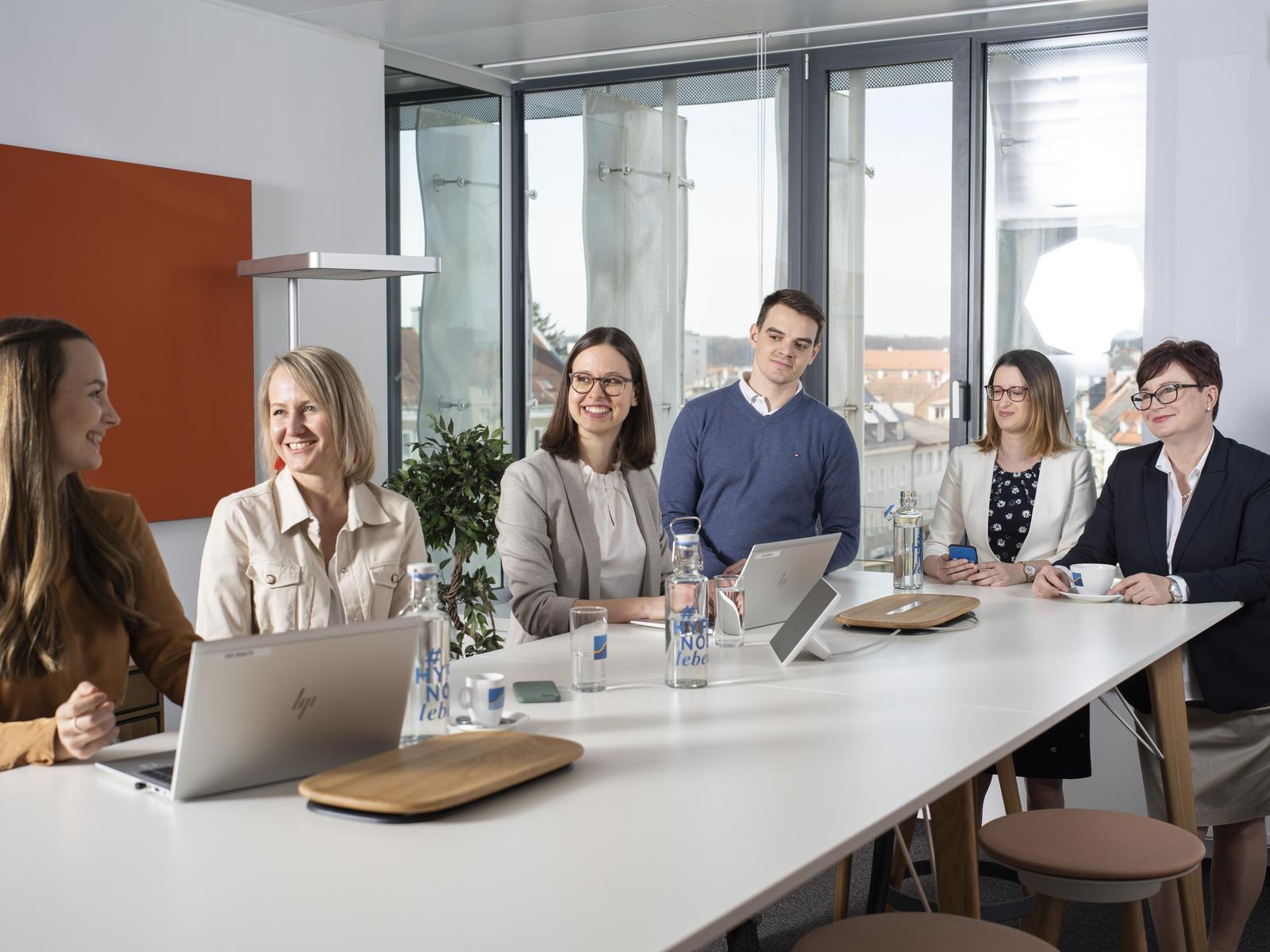 Sechs Kolleg:innen arbeiten zusammen