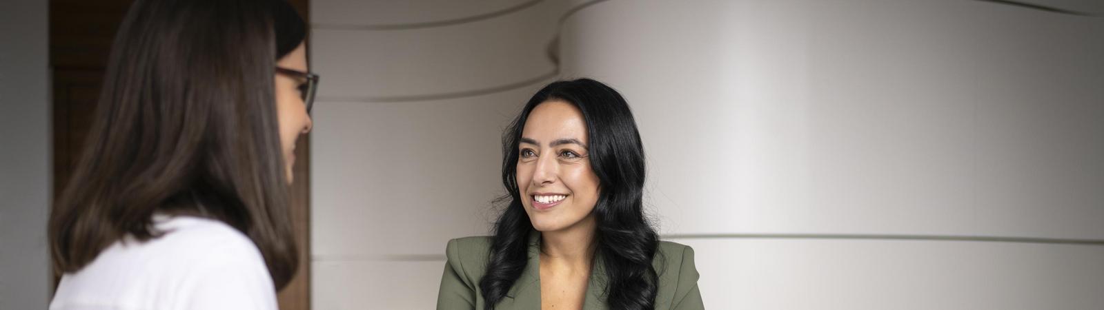 Zwei Personen führen ein Beratungsgespräch