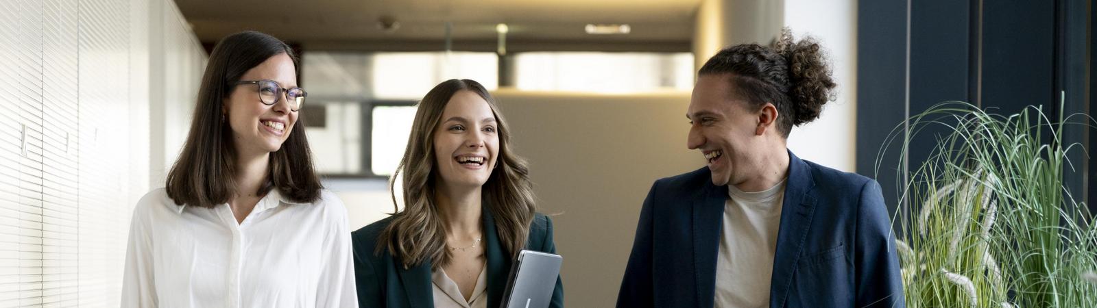 Drei Kollegen gehen ins Büro