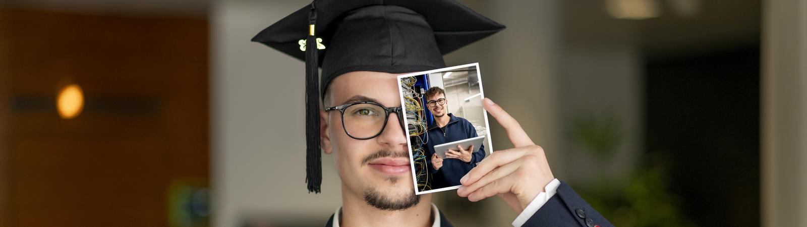 Mann hält Foto in Hand mit IT