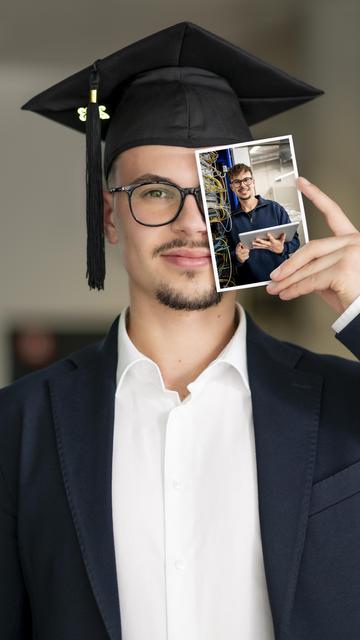 Mann hält Foto in Hand mit IT