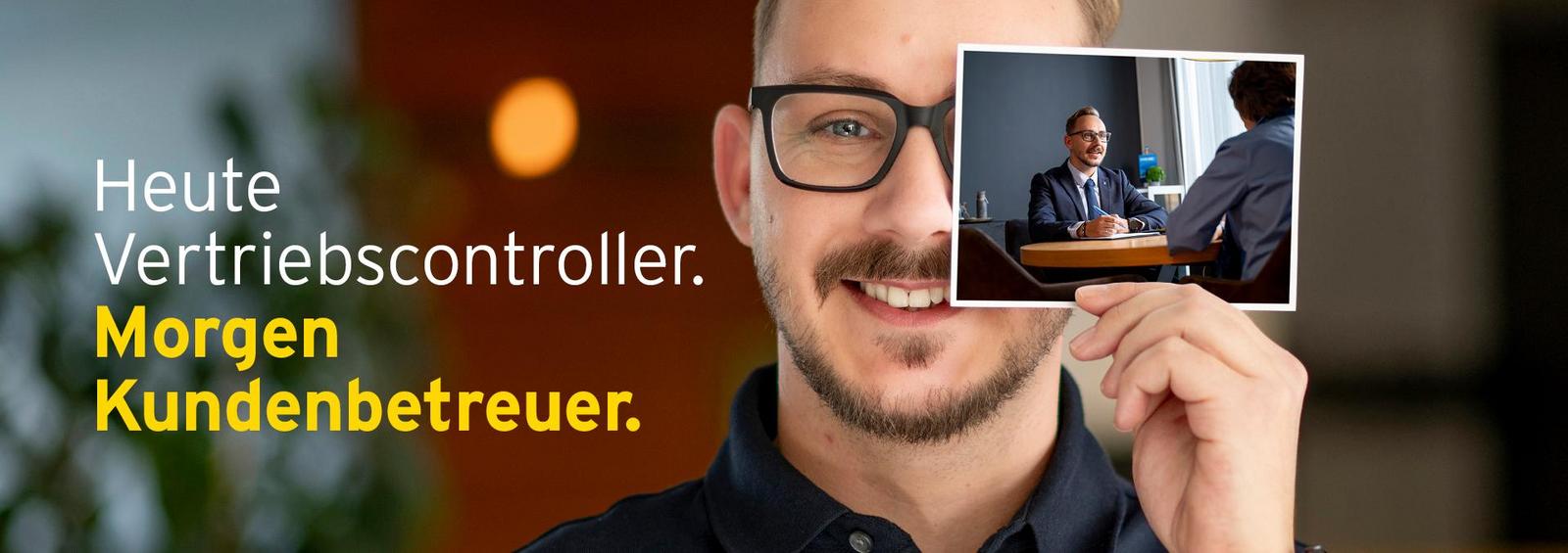 Mitarbeiter hält Foto, das zeigt, wie er als Kundenbetreuer arbeitet. Heute Vertriebssteuerung. Morgen Kundenbetreuer.