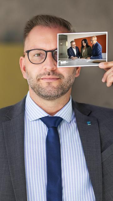 Mann hält Foto in Hand mit Kundenberatung