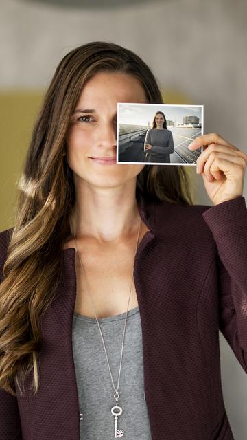 Frau hält Foto in Hand mit Nachhaltigkeit