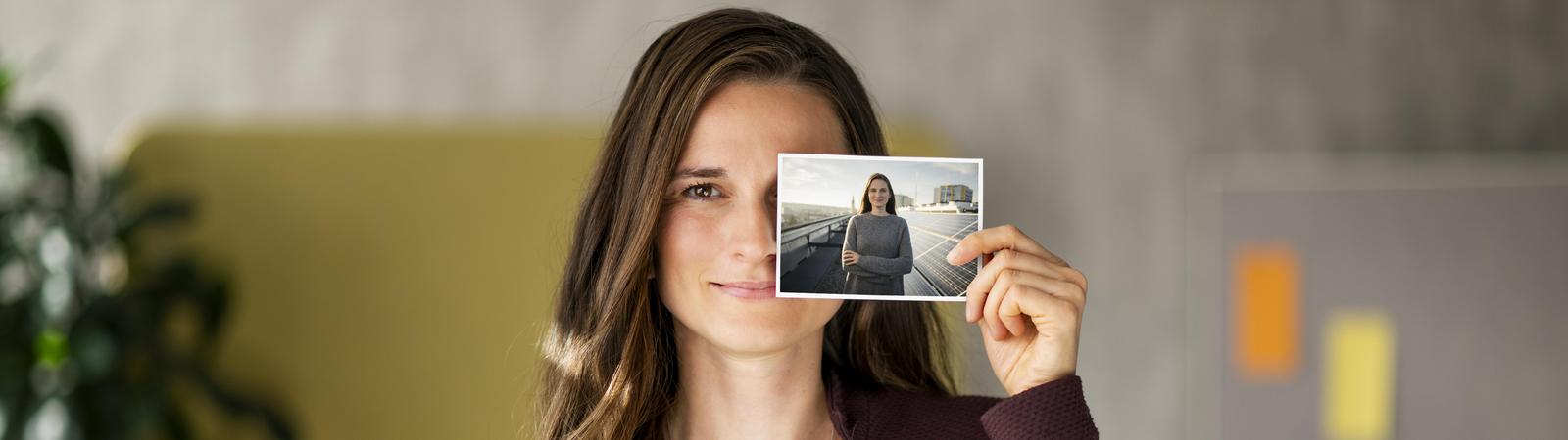 Frau hält Foto in Hand mit Nachhaltigkeit