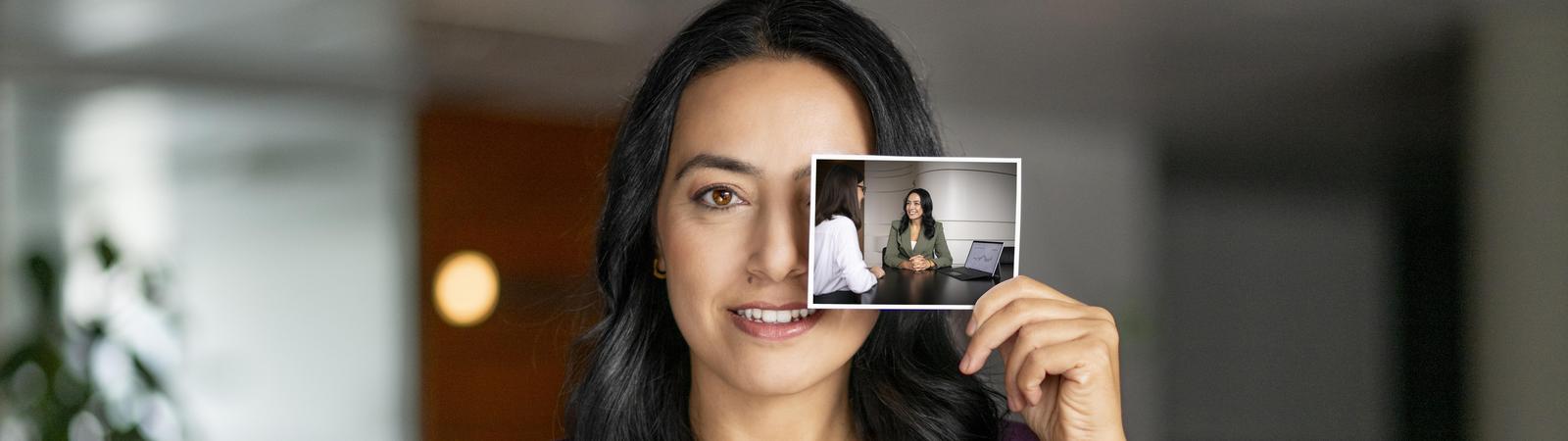 Frau hält Foto in Hand mit Kundenberatung