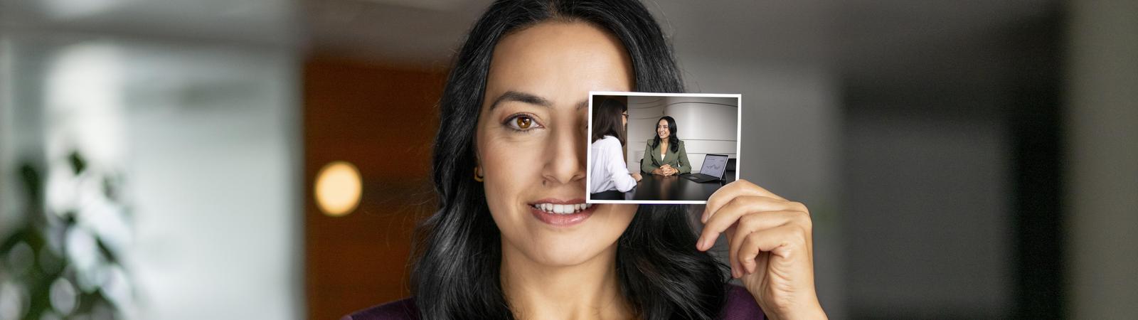 Frau hält Foto in Hand mit Kundenberatung