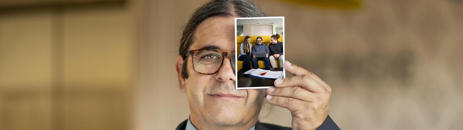 Mann hält Foto in Hand mit Risikomanagement