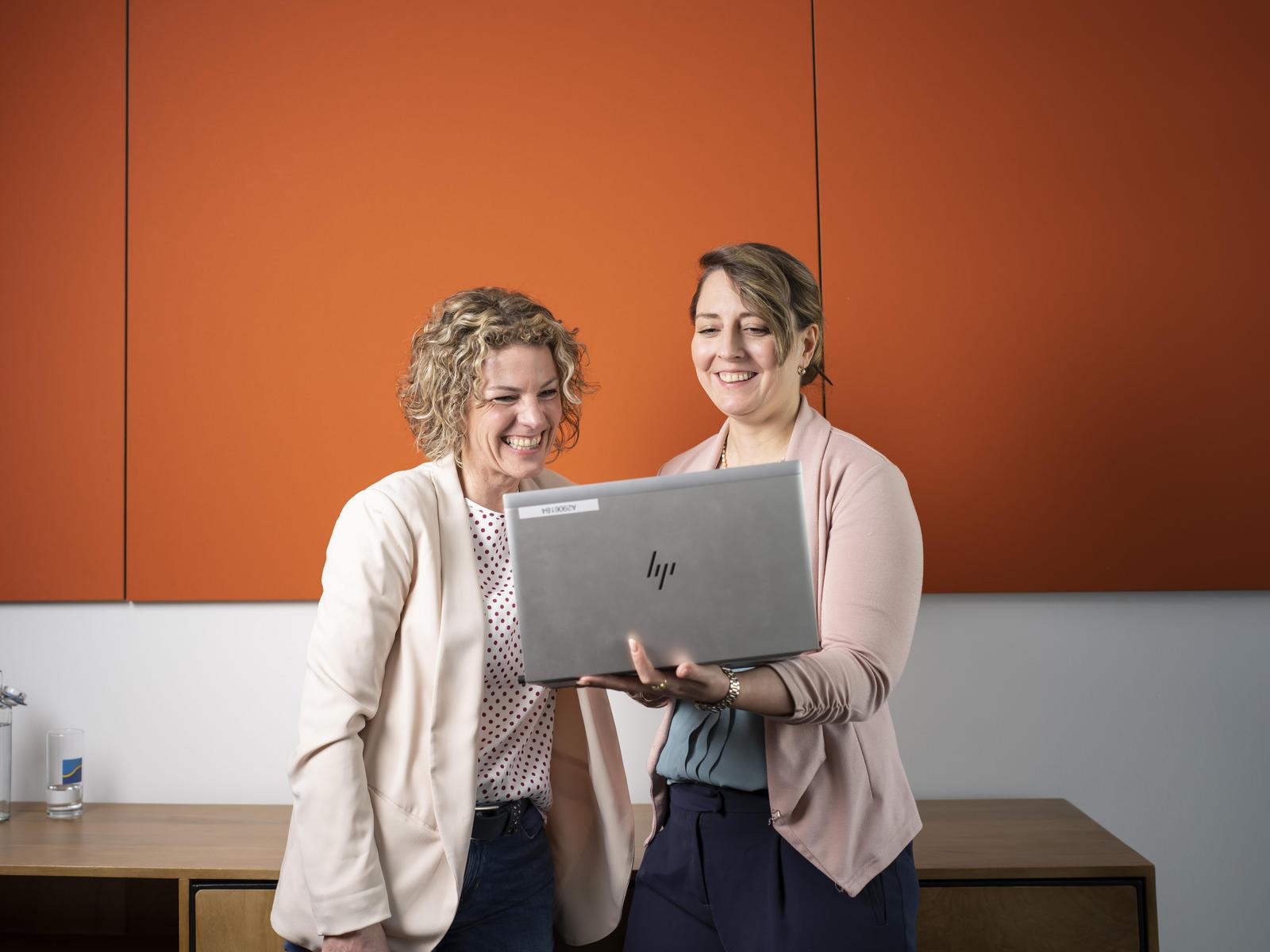 zwei Kolleginnen arbeiten zusammen am Notebook